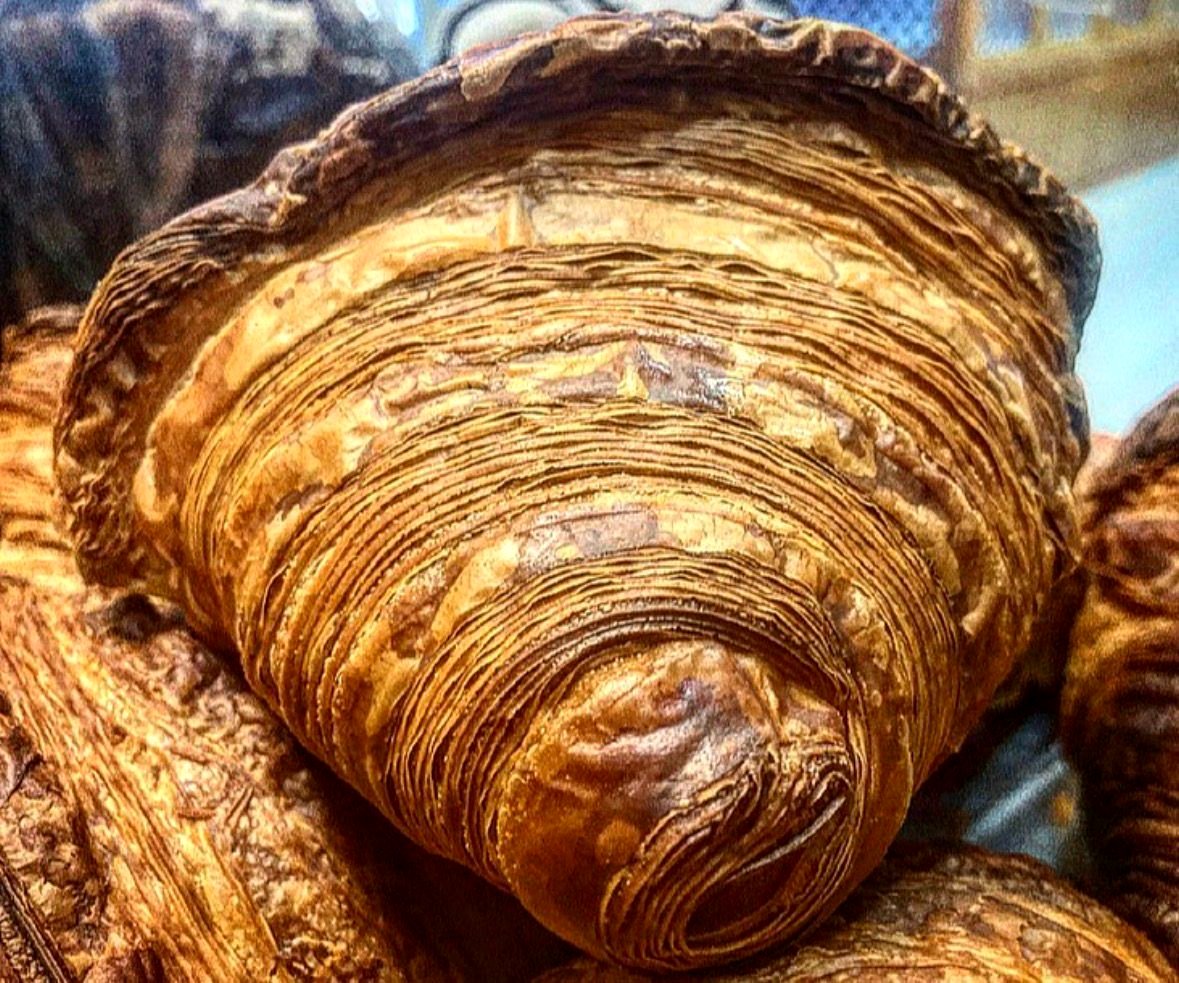 Croissant artesano con laminado visible
