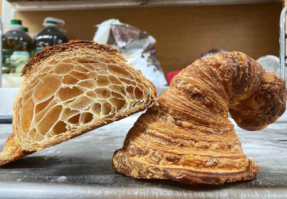 Croissant entero y abierto